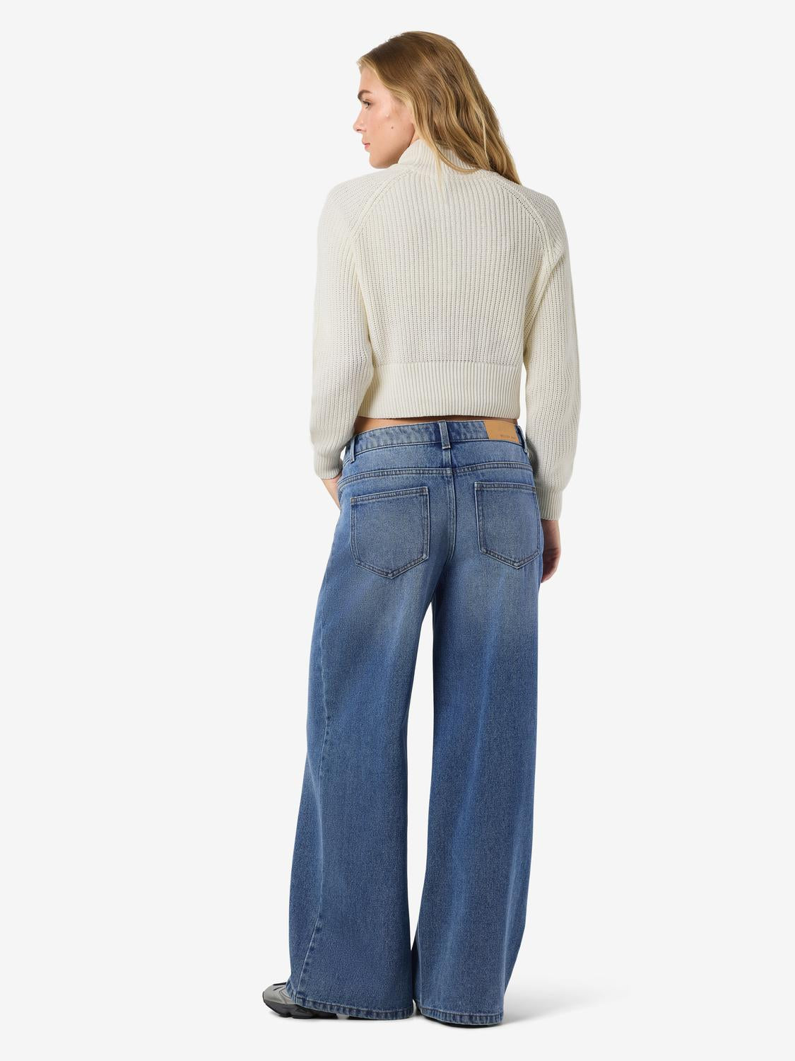 model_shot-front_full